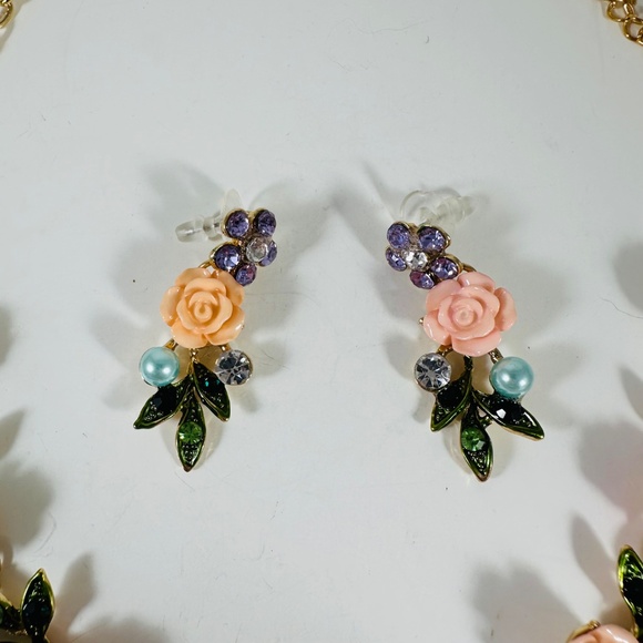 Roses galore in beautiful spring and summer colors in this necklace set. - Picture 2 of 6